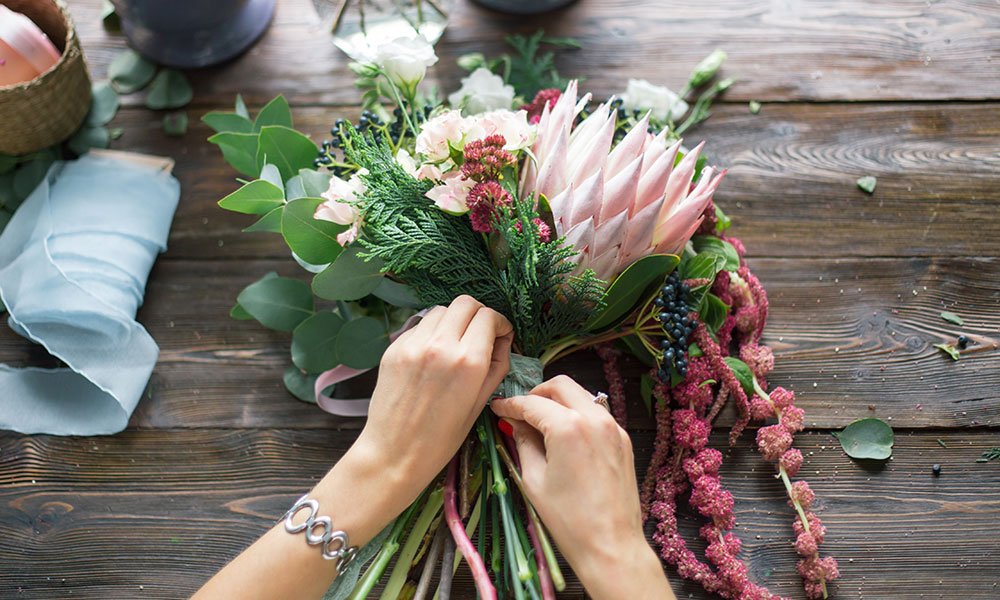 Camille, fleuriste fondatrice de l'Atelier des Fleurs — Création en atelier